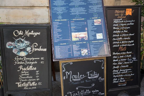 Menu bestuur buiten een Frans restaurant — Stockfoto