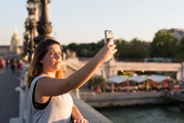 Frau in Paris macht ein Selfie — Stockfoto
