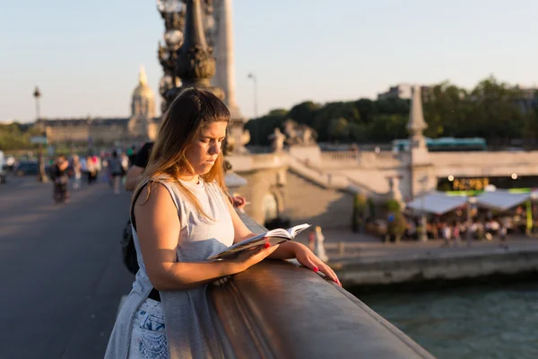 Kobieta na wakacje w Paryżu — Zdjęcie stockowe