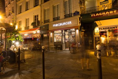 Caddede Paris gece