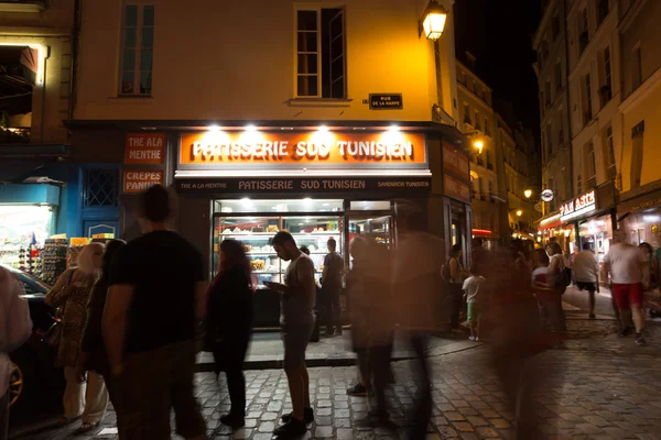 En bas de la rue à Paris la nuit — Photo