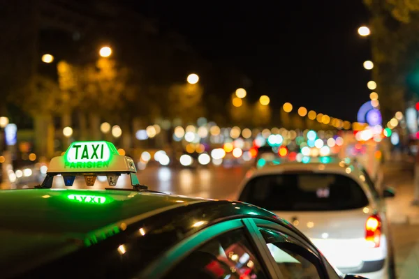 Taxi francés con la avenida Champs Elíseos — Foto de Stock