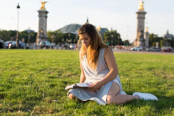 Chica afortunada de vacaciones en París — Foto de Stock