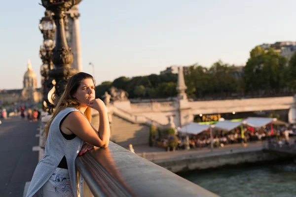 Kvinna på semester i Paris — Stockfoto