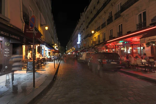 晚上在巴黎街上 — 图库照片