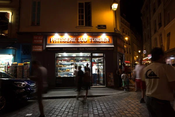 Rua abaixo em Paris à noite — Fotografia de Stock