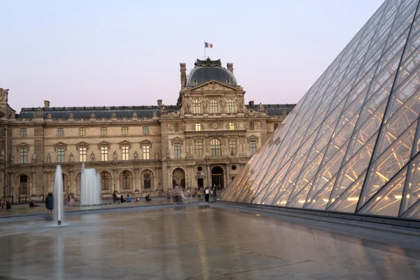 Yaz aylarında alacakaranlıkta Louvre Müzesi — Stok fotoğraf