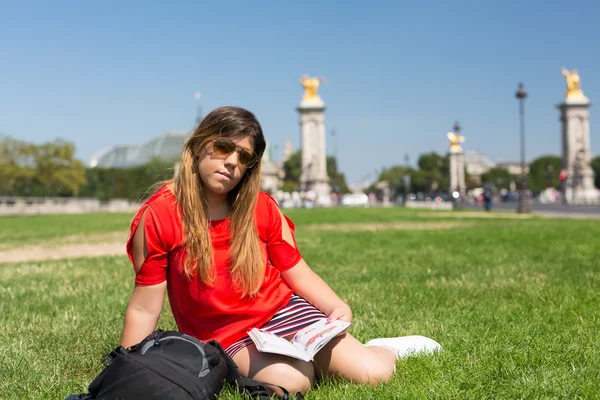 Gelukkige meisje op vakantie in Parijs — Stockfoto