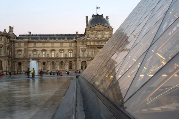 罗浮宫博物馆-巴黎 — 图库照片