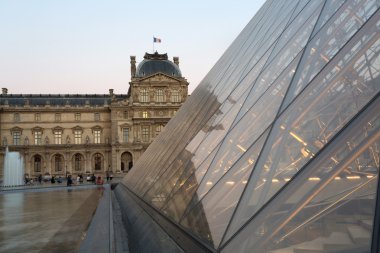 Yaz aylarında alacakaranlıkta Louvre Müzesi.