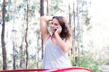 cep telefonuyla konuşan genç bir kadın