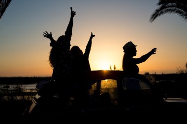 Grup arkadaşıyla bir ROADTRIP üzerinde