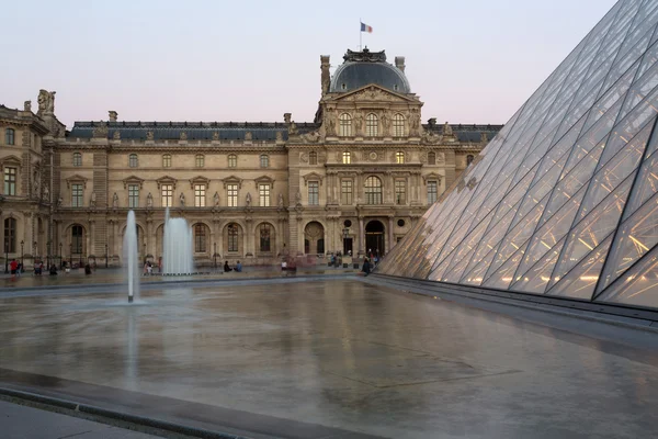 Yaz aylarında alacakaranlıkta Louvre Müzesi. — Stok fotoğraf