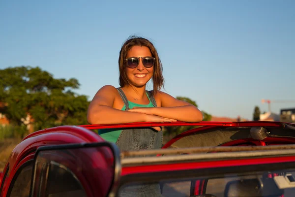 Mulher indo em uma viagem de carro — Fotografia de Stock