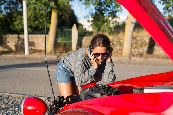 Mulher em uma viagem de carro com um problema carro — Fotografia de Stock