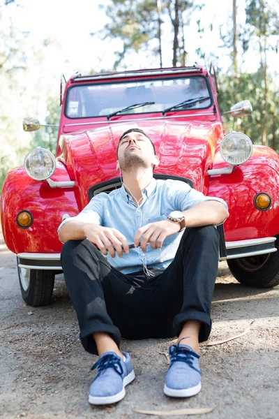 Young man resting at car — Stock Photo, Image