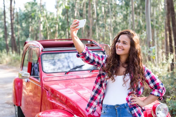 Young woman talking a selfie — Stock Photo, Image