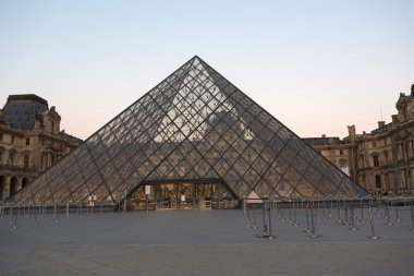 Yaz aylarında alacakaranlıkta Louvre Müzesi.