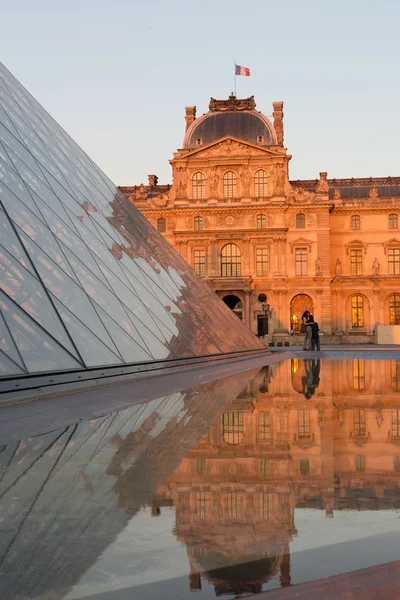 Louvren på twilight i sommar. — Stockfoto