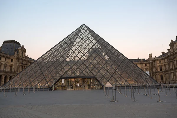 Yaz aylarında alacakaranlıkta Louvre Müzesi. — Stok fotoğraf