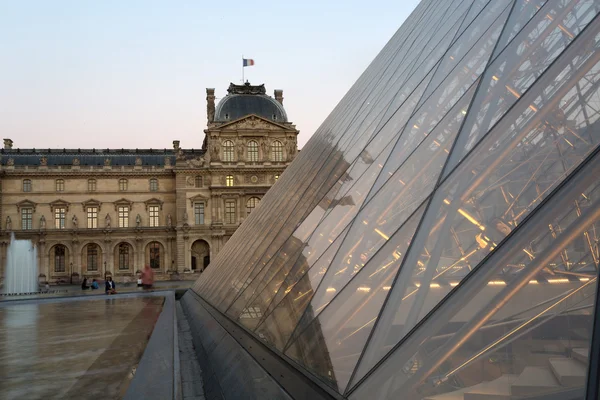 Muzeum Louvre za soumraku v létě. — Stock fotografie