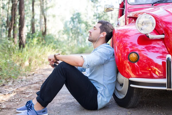 Young man resting at car — Stock Photo, Image