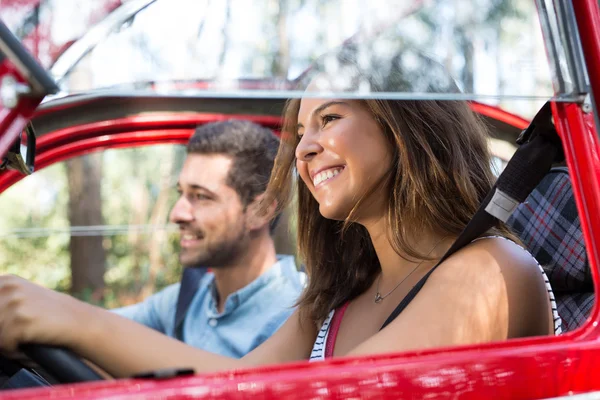 Young couple on roadtrip — Stock Photo, Image