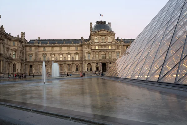 Yaz aylarında alacakaranlıkta Louvre Müzesi. — Stok fotoğraf