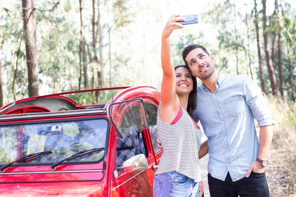 Pareja joven en viaje — Foto de Stock