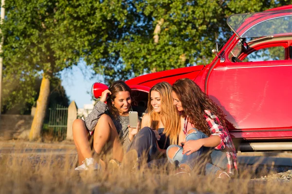 Amici in viaggio attraverso la campagna — Foto Stock