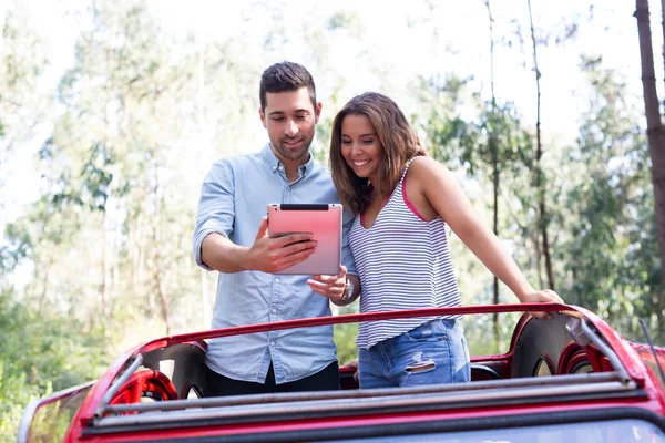 Jong (echt) paar op roadtrip — Stockfoto