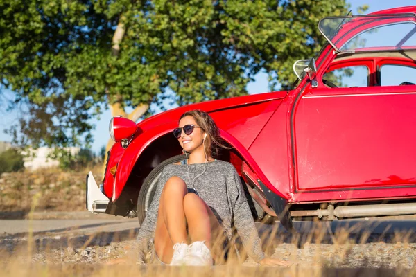 Young woman resting at car — Stock Photo, Image