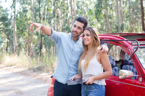 Young couple on roadtrip — Stock Photo, Image