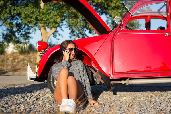 Kadın bir sorun araba sahip bir yolculuk üzerinde — Stok fotoğraf