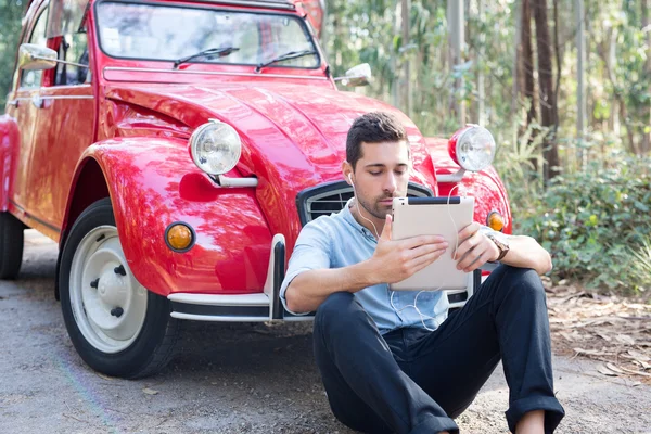 Junger Mann rastet am Auto aus — Stockfoto