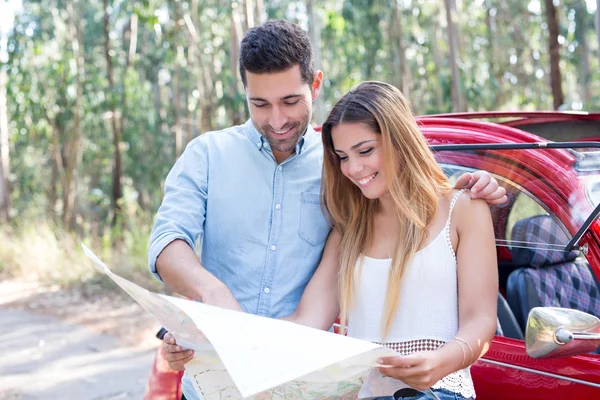 Young couple on roadtrip — Stock Photo, Image