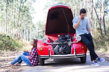Araba, bir yolculuk üzerinde arkadaşlar