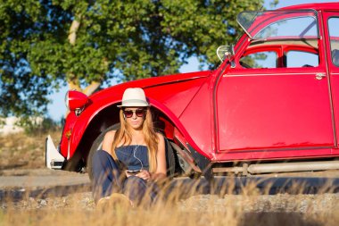 Genç kadın araba dinlenme