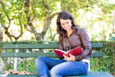 Kitap okuyan genç bir kadın.