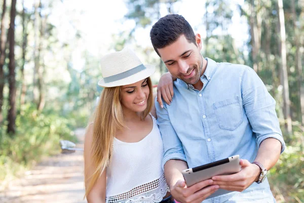 Pareja joven en viaje — Foto de Stock