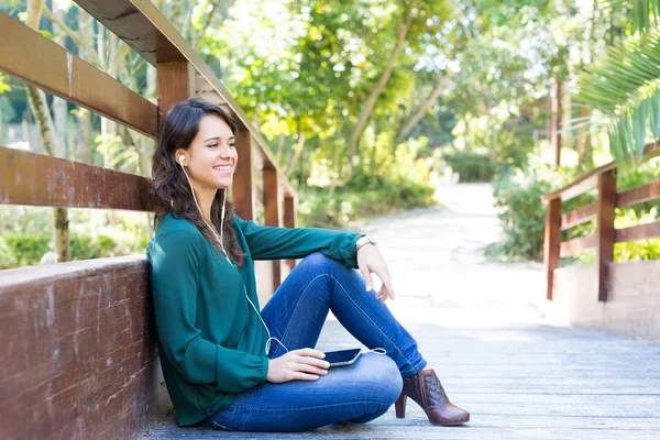 Jeune femme écoutant de la musique — Photo