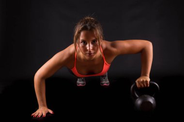 Egzersiz yapan güzel genç bir kadın