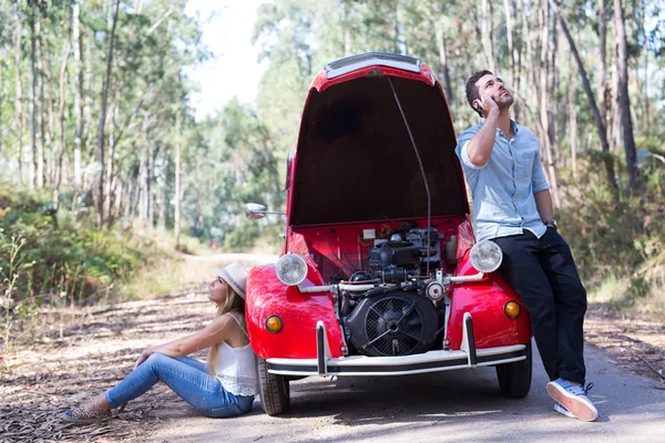 Friends having a problem with their car — Stock Photo, Image