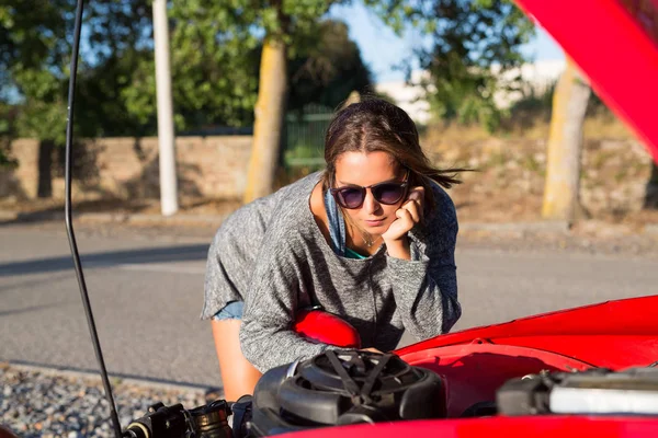 Woman having a problem with her car — Stock Photo, Image