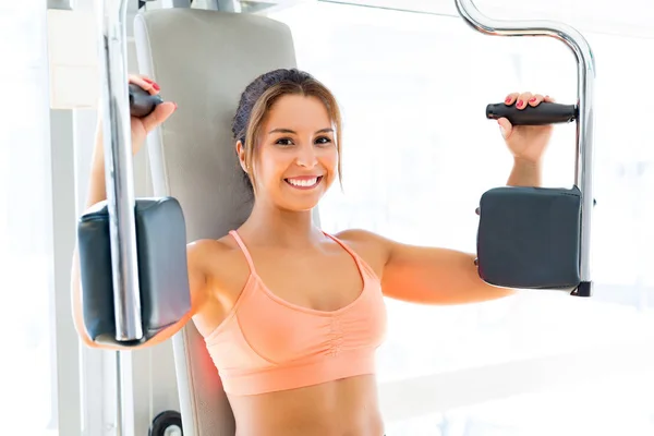 Woman getting into shape at the gym — Stock Photo, Image