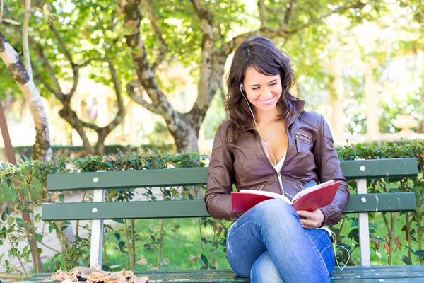 Femme lisant un livre au parc — Photo