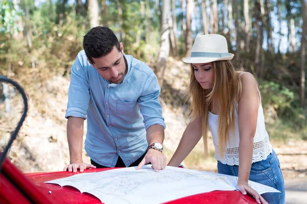 Young couple on roadtrip — Stock Photo, Image