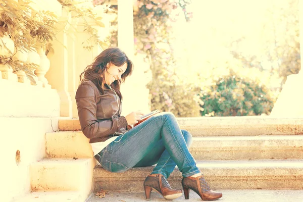 Jonge vrouw die een boek leest — Stockfoto