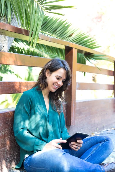 Jeune femme relaxante au parc — Photo