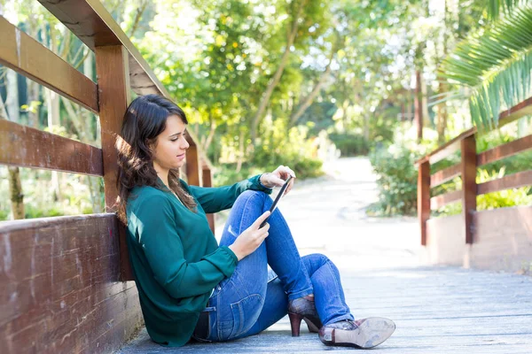 Jonge vrouw ontspannen in het park — Stockfoto